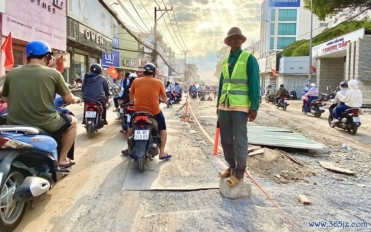 Ma trận 'lô cốt' ở TP.HCM: Sẽ giám sát chặt， mong bà con thông cảm - Ảnh 2.