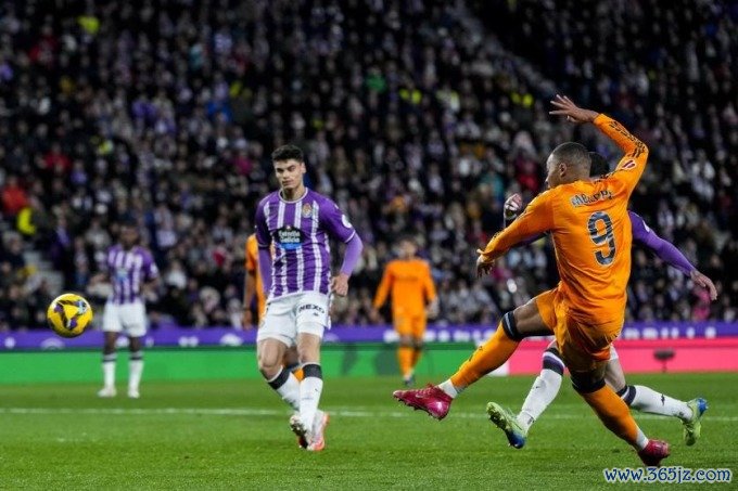 Mbappe mở tỷ số trận Valladolid 0-3 Real tối 25/1. Ảnh: AP