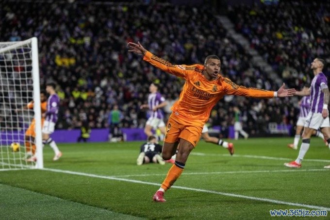 Mbappe mừng bàn nhân đôi cách biệt trận Valladolid 0-3 Real tối 25/1. Ảnh: AP