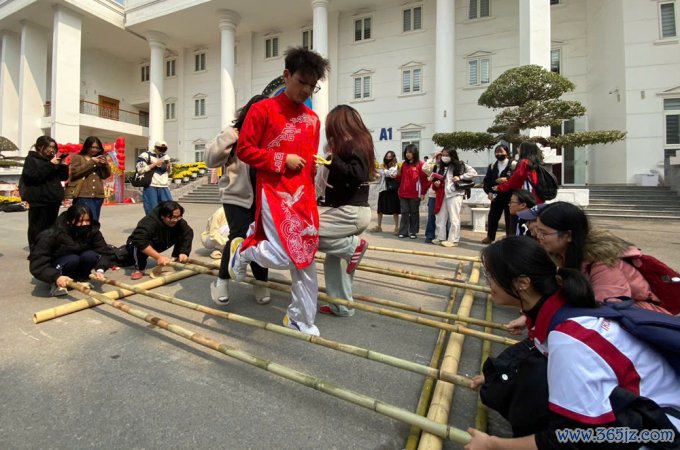 Khu vực trò chơi truyền thống thu hút đông du học sinh， sáng 17/1. Ảnh: Bình Minh