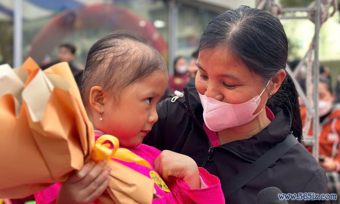 Bé Hồng Ngọc mắc ung thư máu， đón Tết sớm tại viện Nhi. Ảnh: Lê Nga