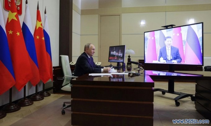 Tổng thống Nga Vladimir Putin nói chuyện qua video với Chủ tịch Trung Quốc Tập Cận Bình ngày 21/1. Ảnh: Reuters