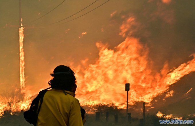 Ngọn lửa từ đám cháy Hughes lan lên ngọn đồi ở Castaic， tây bắc Los Angeles， bang California ngày 22/1. Ảnh: AFP