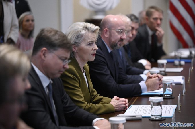 Chủ tịch Ủy ban châu Âu Ursula von der Leyen (thứ ba từ trái sang) trong hội nghị thượng đỉnh EU - Mỹ tại Nhà Trắng， tháng 10/2023. Ảnh: AFP