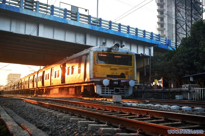 Một đoàn tàu di chuyển ở Kolkata， Ấn Độ ngày 15/12/2024. Ảnh: Reuters